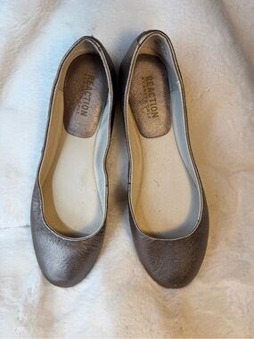 Kenneth Cole Reaction Women’s Pewter Ballet Flats Size 8